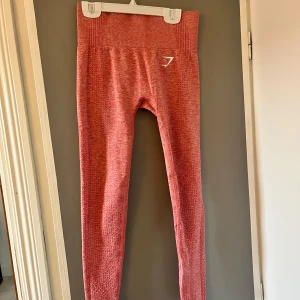 Rosa tights från Gymshark - Snygga rosa tights från Gymshark i storlek XS. De är högmidjade och har en tight passform. De är väldigt sköna och stretchiga! Typ aldrig använda