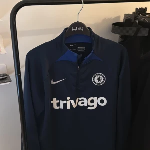 Chelsea FC träningströja - Chelsea FC träningströja i mörkblå färg. Tröjan är i storlek M (slim fit) och riktigt fräsch.