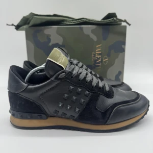 VALENTINO ROCKRUNNERS - Valentino Rockrunners- Skick: 9/10 - Tillbehör: Enbart Skorna  - Storlek 40,5  - Nypris ca 7500kr - Deluxecloset