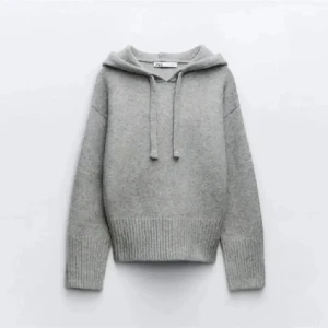 Stickad hoodie från Zara - Säljer en mysig trendig grå stickad hoodie från Zara. Tröjan har en luva och ribbade muddar vid ärmslut och nederkant. Lånade bilder!!