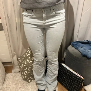 Ljusblå Lois Jeans - Änvänt ett par gånger, köpt för länge sedan så finns int ei butik längre. Köpte för 1000kr 