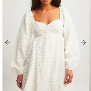 Vit klänning med puffärmar - Säljer denna fina klänning då den inte kom till användning, den är oanvänd med lappen kvar i stl 40. 