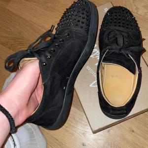 Loubitins - Skorna är använda, men långt ifrån utslitna. Tvättar dem om det begärs. Priset är inte hugget i sten. Går att mötas. Storlek 44 men passar 43 och 45