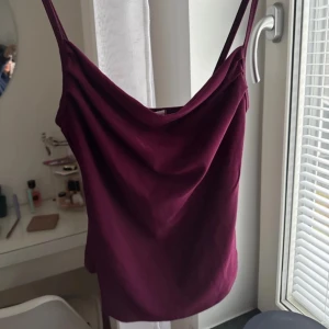 Topp - Snygg vinröd linnetopp med smala axelband och draperad halsringning🥰