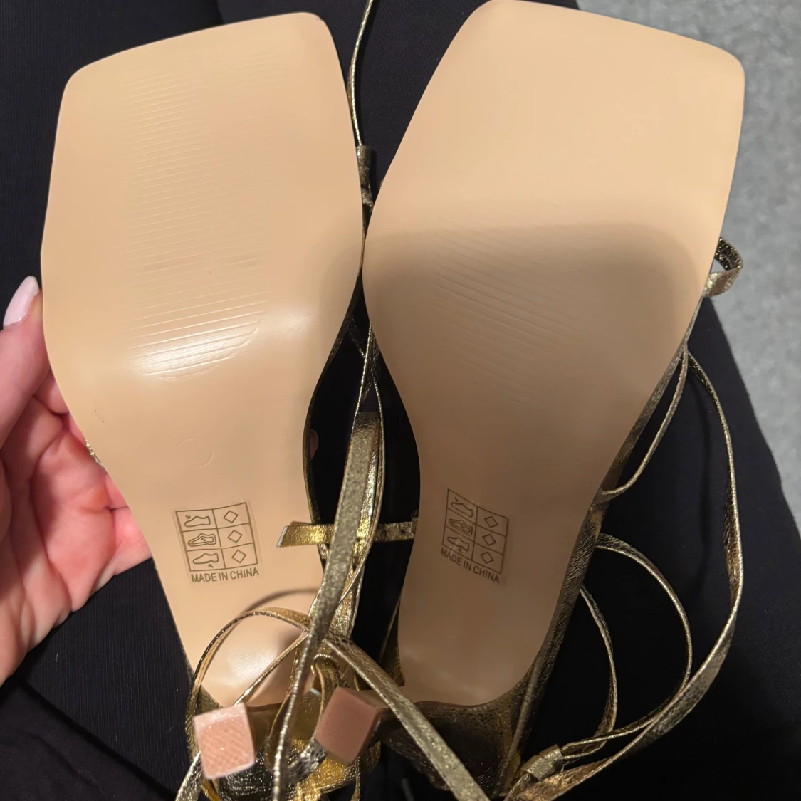 Guldiga klackskor med snörning - 3