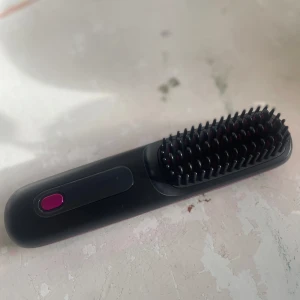 Plattång trådlös - En otroligt bra liten & sladdfri värmetång för håret. Främst till för att reda ut, värma och platta håret. Håret blir lent och glansigt, perfekt när man är på resande fot. 3 olika värmelägen. Laddsladd ingår. Aldrig använd, råkade beställa hem två stycken därför säljer jag ena. Nypris 500kr. 