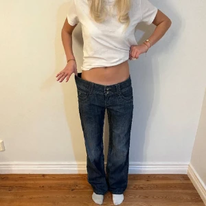 Lågmidjade jeans - Jättefina vintage jeans som tyvärr är för stora på mig💕Köpte för 600kr. Midjemått (rätt över): 40cm Inerbenslängd:78cm Lårmått (rätt över): 27cm