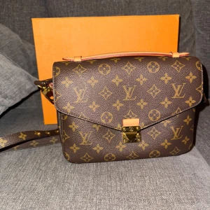 Louis Vuitton Metis - Kartong, dustbag o kvitto medföljer. Pris 18.000 kr. Finns i Sickla eller möts upp i LV butiken om önskas. Inga defekter på väskan, sparsamt använd. Endast seriösa köpare tack! 