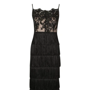 Klänning  - Klänning med spets, paljetter och fransar. Helt oanvänd med lappen på. Ord pris.850kr Storlek 36-38 (xs-s)