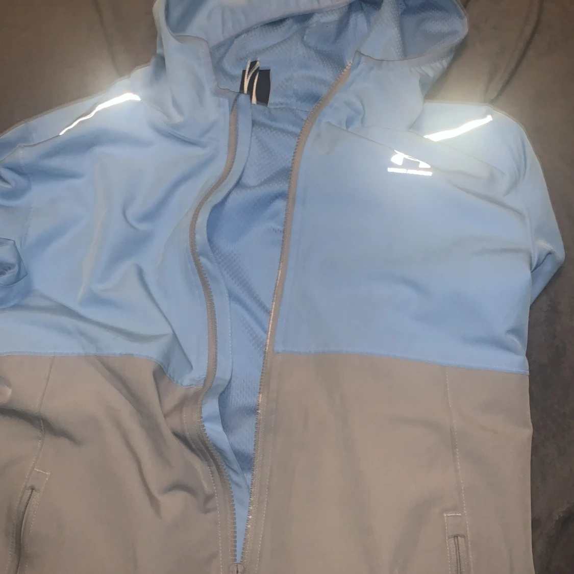 Blå och beige vindjacka från Under Armour - 2