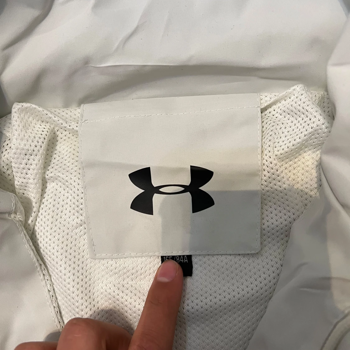 Vit vindjacka från Under Armour - 1