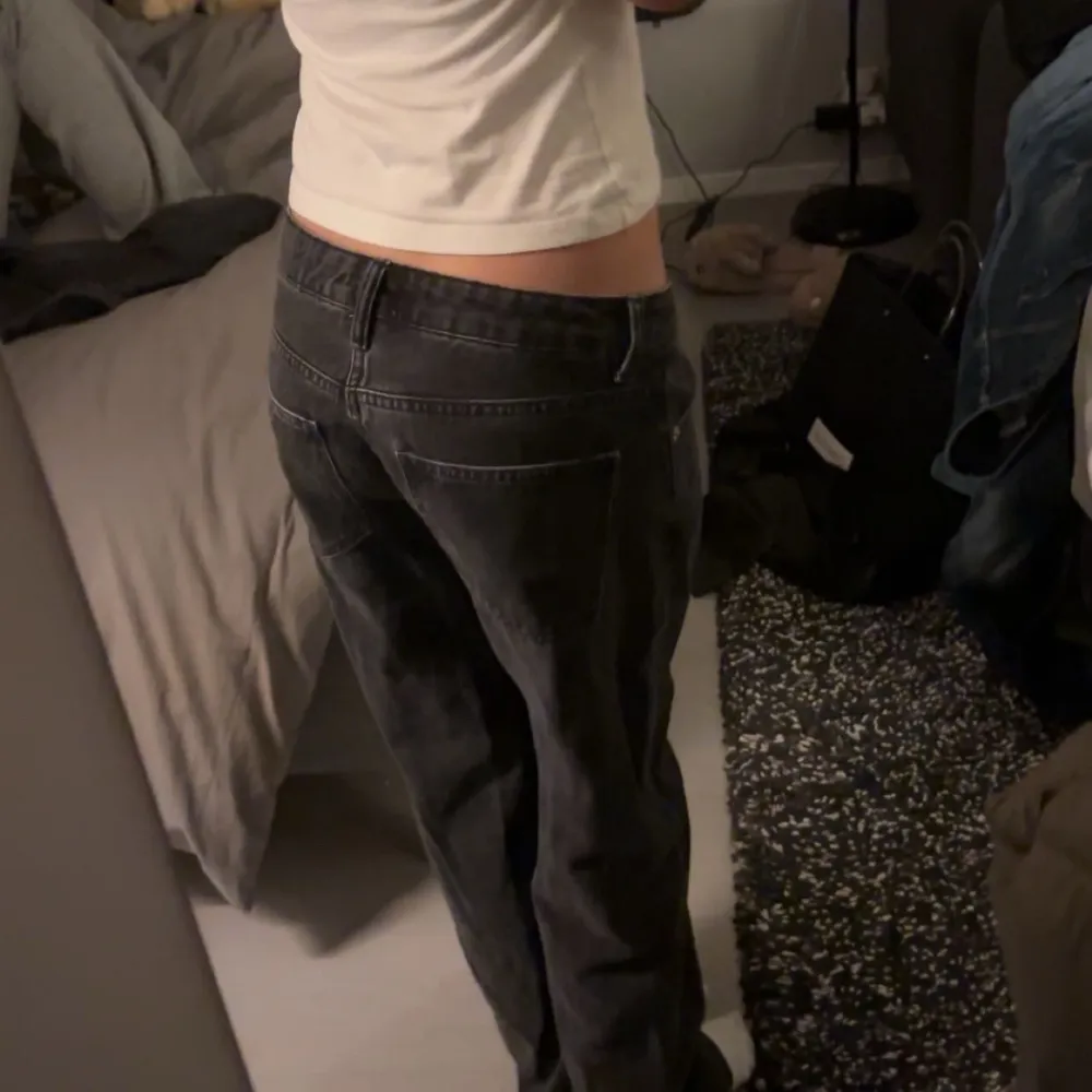 Snygga svarta jeansbyxor med en klassisk femficksdesign. De har en rak passform och är lågmidjade. Baggy jeans från lager 157. Farkut & Housut.