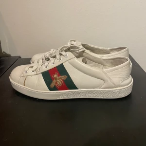 Gucci Ace  - Hej, nu säljer jag dessa fetta Gucci Ace Bee till ett bra pris. De är i skick 7/10 och Storlek 41,5. Hör av dig vid minsta fundering! 