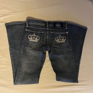 Victoria Beckham jeans  - Lågmidjade jeans från Victoria Beckham, med fina broderade fickor.  Midjemått ca. 33cm rakt över o innerbenslängd ca. 75-76 cm<3