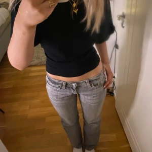 Grå jeans från Weekday - Säljer ett par gråa Weekday jeans i modellen Arrow Low Straight. De har en låg midja och en rak passform som ger en avslappnad look. Perfekta för en casual stil.