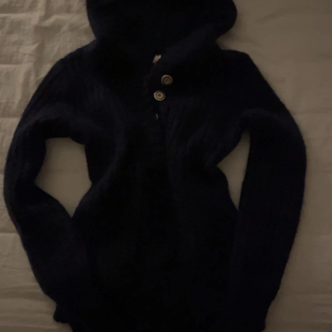 Mörkblå stickad hoodie från cubus