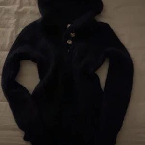 Mörkblå stickad hoodie från cubus - Säljer en mysig mörkblå stickad hoodie från Cubus med knappar. Den är köpt för flera år sedan från cubus och är i storlek xs. Säljer då den inte kommer till användning. Hör av dig om du vill ha fler bilder! och lägg gärna prisförslag!