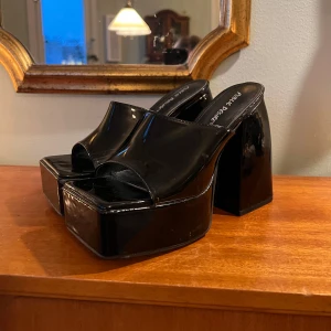  Platåklackar från Public Desire - Riktigt balla platåsandaler från Public Desire. De har en lackad glasig finish. Breda klacken påminner om naked wolfe. Perfekt för en utgång!