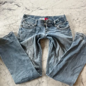 Lowwaist ljusblå jeans - Skitsnygga! Lowwaist jeans i ljustvätt. Innerbenslängd 75 cm. Midjemått 73 cm runt 🫶🏼