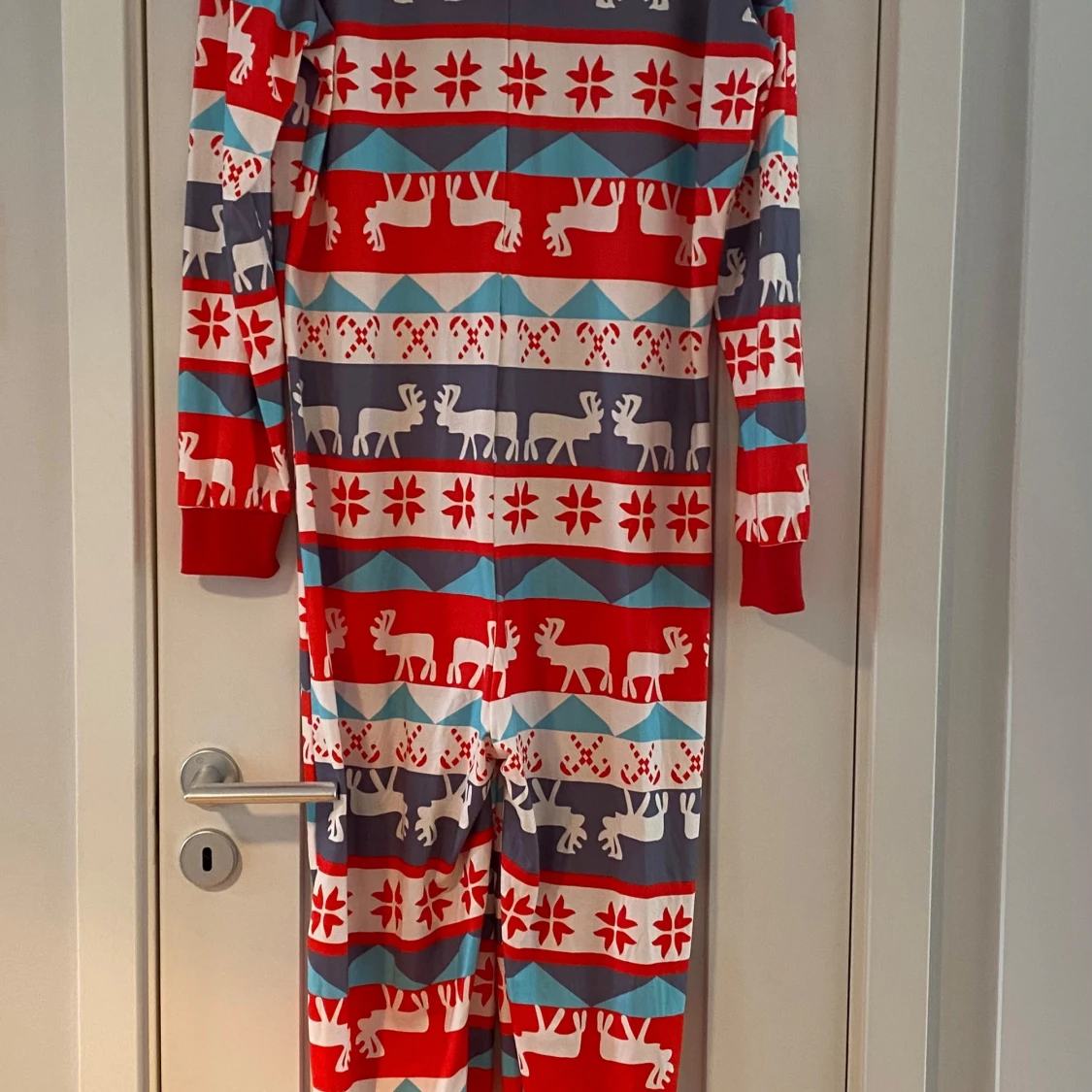 Färgglad onesie med julmotiv strl S - 2