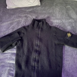 Stone Island kofta - Säljer en snygg stickad svart kofta från Stone Island pga att jag inte använder den längre. Den är i 8/10 skick. Pris kan diskuteras vid snabb affär. 