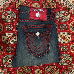 True religion ricky red stitch - Feta true religion jeans köpta i usa. För stora för mig. Nypris 2,500