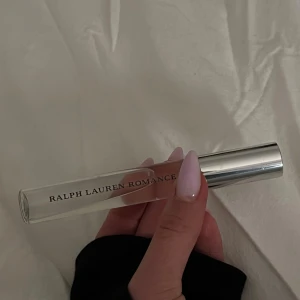 Ralph Lauren Romance parfym - Säljer en elegant Ralph Lauren Romance parfym i en smidig glasflaska som appliceras genom att rolla på den. Perfekt att ha med i väskan för en snabb uppfräschning. Doften är klassisk och romantisk. 10 ml flaska och endast testad💓