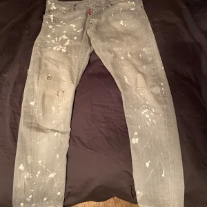 Dsquared2 jeans - Dsquared 2 jeans oanvända  De har en straight passform. Köpt för cirka 5000 priset kan diskuteras 
