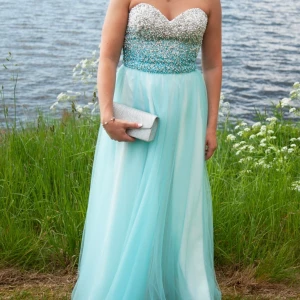 Balklänning  - Jag säljer nu min balklänning från ”Gino Cerruti”. Klänningen är i storlek M och passar mig bra i längden som är cirka 165cm. Säljs för 1500kr 🌟