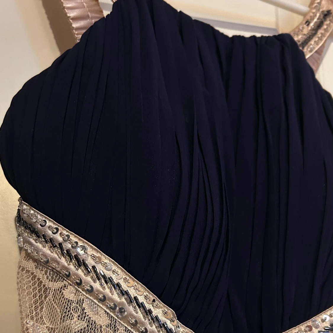 Mörkblå balklänning med pärldetaljer - 1