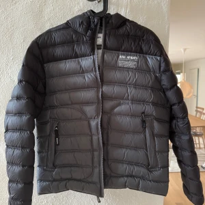 Svart/grå pufferjacka från Axel Arigato - Svart grå pufferjacka från Axel arigato. Nypris ca 3500kr. Kan tänka mig gå ner lite vid en snabb affär