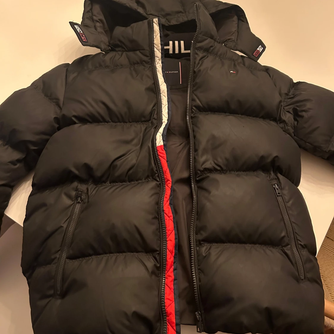 Svart pufferjacka från Tommy Hilfiger