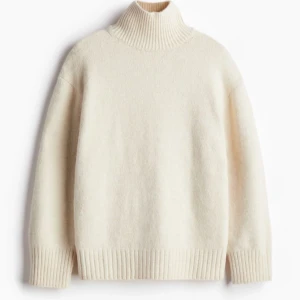 Vit stickad polotröja - Skitsnygg stickad polotröja från hm!!💕💕slutsåld