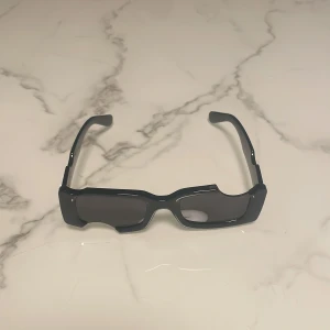 Off White Cady - Riktigt feta off white glajor. Skit bra skydd mot solen och jävligt stiliga. OBS! Ej riktiga! Passar S/M. Aldrig använd. Kommer tyvärr utan skal då jag inte fick en.