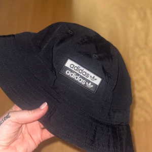 Adidas hatt - Cirka 2 år gammal. 