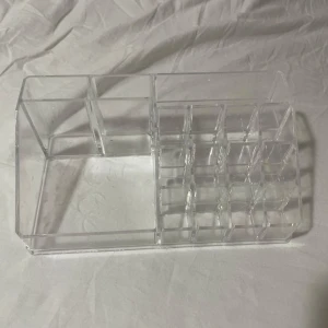 sminkorganiserare - Praktisk transparent sminkorganiserare med flera fack för att hålla ordning på ditt smink. Perfekt för läppstift, borstar och andra små sminkprodukter. Tillverkad i klar akryl för enkel överblick.