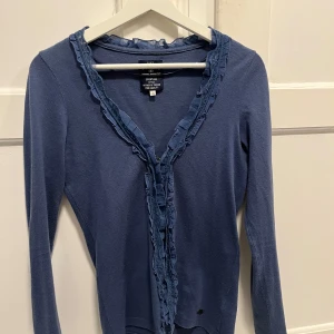 Blå kofta med spets  - En fin kofta! Använd fåtal gånger💙