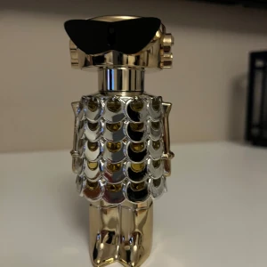 FAME Eau de Parfum - 80 ml flaska refillable. Bara att skruva av huvudet för att fylla på. FAME av rabanne, endast testad. Har ett skrapmärke på undersidan. 