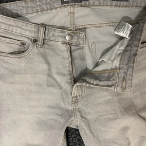 Grå jeansbyxor  - Snygga gråa jeans som är i bra skick och knappats använda. 