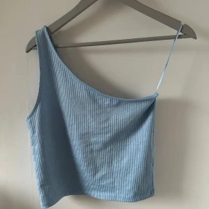 Topp - One shoulder topp från Gina tricot, storlek L.