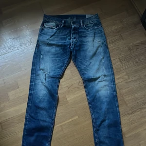 Dieseljeans  - Snygga blå jeans från Diesel med slitna detaljer och en klassisk femficksdesign.