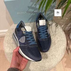 Blå sneakers från Philippe Model - Säljer snygga blå trainers från Philippe Model med en stilren design | Ny pris ca 3200kr |Köpte skorna helt nya till vintern men passade mig inte bra, använda fåtal gånger, därav prissänkningen men inga defekter | Box medföljer  | Priset är ej hugget i sten | Vill du ha fler bilder eller vid minsta fundering är det bara att höra av sig! 