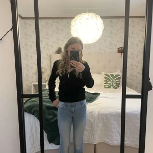 Ljus blåa jeans  - Ljus blåa tajta bootcut jeans från only ganska högmidjade och lite vitare på vissa delar(kvarg jeans som vissa säger) jag har även dessa i storlek 164 om de skulle önskas kontakta mig