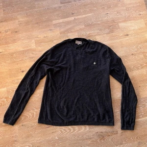 Svart tröja från Morris - Säljer en stilren svart tröja från Morris med ett litet broderat emblem på bröstet. Tröjan har långa ärmar och en ribbad halsringning. Perfekt för en avslappnad men ändå snygg look.