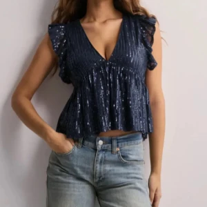 glittrig topp - Säljer denna sprillans  nya tröja från Nelly!! Aldrig använd🥰🥰 superfin till jeans och kjol