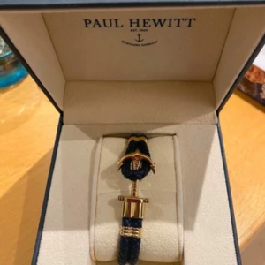 Paul Hewitt armband - oanvänt  - Helt nytt (fortfarande i sin box) Paul Hewitt armband som tyvärr inte passade mig. 15-17cm - pris i butik ligger på 599:- 