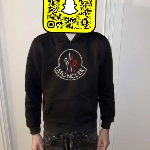 Moncler hoodie  - Tjena köpte denna begagnad av en vän men den är lite för liten för mig, den är äkta men kvitto finns tyvärr inte köpte den för 1000kr men kan sälja den för 800kr även frakta kom pm vid intresse