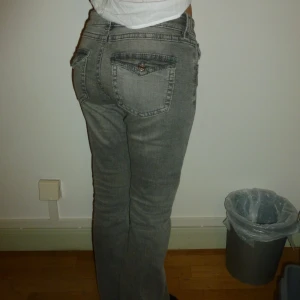 Grå jeans med bootcut - Skukt snygga och trendiga grå jeans med bootcut-stil och låg midja. Coola fickor baktill. Perfekta att klä både upp och klä ned. 