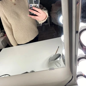 Beige stickad tröja - Säljer en mysig beige stickad tröja med långärmad design. Perfekt för kyligare dagar och ger en stilren look. Passar bra till jeans eller kjol. Hör av dig vid intresse!