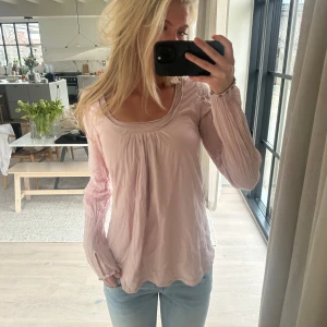 Topp från hunkydory 💗 - Jättefin långärmad rosa topp💖går att knyta till tajtare eller lösare i baksidan vilket gör att den passar allt från XS-M🙌